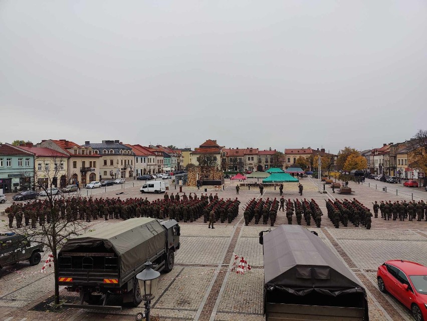 Na Rynku w Olkuszu odbywa się próba przed przysięgą wojskową