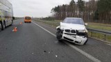 Bojanowo. Po zderzeniu na S5, kierowca bmw z powiatu wschowskiego stracił prawo jazdy. Dwie osoby z mercedesa w szpitalu