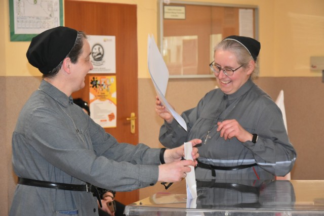 Siostry urszulanki Aleksandra i Sylwia z sieradzkiego klasztoru już głosowały