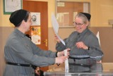 Siostry urszulanki Aleksandra i Sylwia z sieradzkiego klasztoru już głosowały ZDJĘCIA