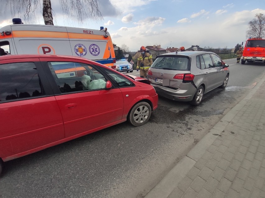 Zderzenie dwóch samochodów osobowych na drodze wojewódzkiej w Zarzeczu [ZDJĘCIA]