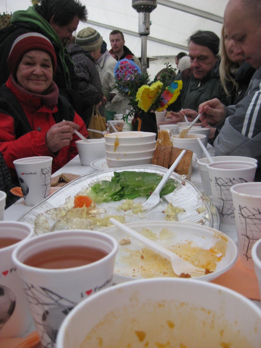 Śniadanie wielkanocne 2013 w Sopocie.Ponad 300 potrzebujących przy stole w siedzibie Caritasu [FOTO]