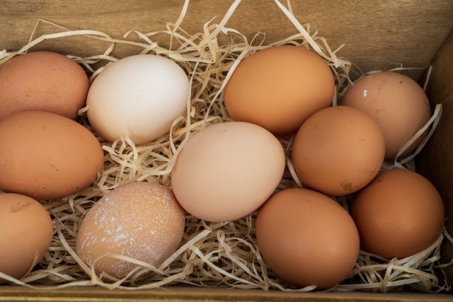 Jajka należą do powszechnie używanych produktów spożywczych. Zamiast tych z chowu klatkowego, wolimy te od kur z wolnego wybiegu.