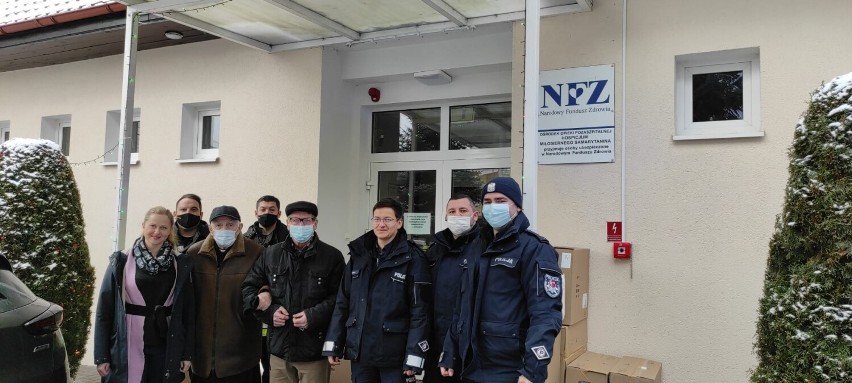 Wągrowiec. Strażacy i policjanci zawieźli dary do hospicjum w Wągrowcu 
