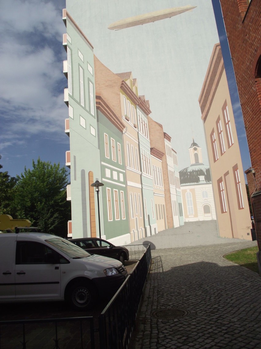 ciekawe malowidła elewacyjne na blokach w Schwedt