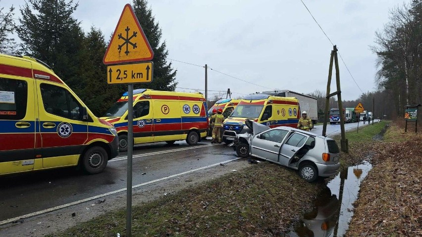 Tragiczny wypadek w Piątkowcu. Zginęły dwie osoby podróżujące volkswagenem [ZDJĘCIA]