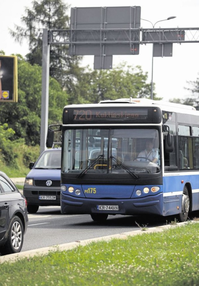 Mieszkańcy Płaszowa od początku wprowadzenia autobusu zastępczego nr 720 narzekali na jego kursowanie. Linia miała pomagać im w dostaniu się do centrum miasta na czas prac w ramach budowy estakady Lipska-Wielicka. Wczoraj urzędnicy pochwalili się, że rozkład jazdy autobusu się zmienił, by ułatwić przesiadkę na linię tramwajową nr 20. Jednak, jak mówią pasażerowie, to nie wystarcza.