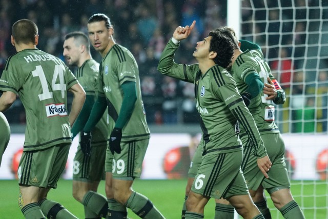 Legia Warszawa pokonała Cracovię Kraków 2:1 w meczu 27. kolejki piłkarskiej ekstraklasy. Gole dla stołecznego zespołu zdobyli Guilerhme, który otworzył wynik spotkania w trzeciej minucie oraz Aleksandar Prijovic, który rozstrzygnął losy meczu na siedem minut przed końcowym gwizdkiem. Dzięki wygranej Legia zgromadziła już 55 punktów i pozostaje liderem ekstraklasy, wyprzedzając o jedno oczko Piasta Gliwice.