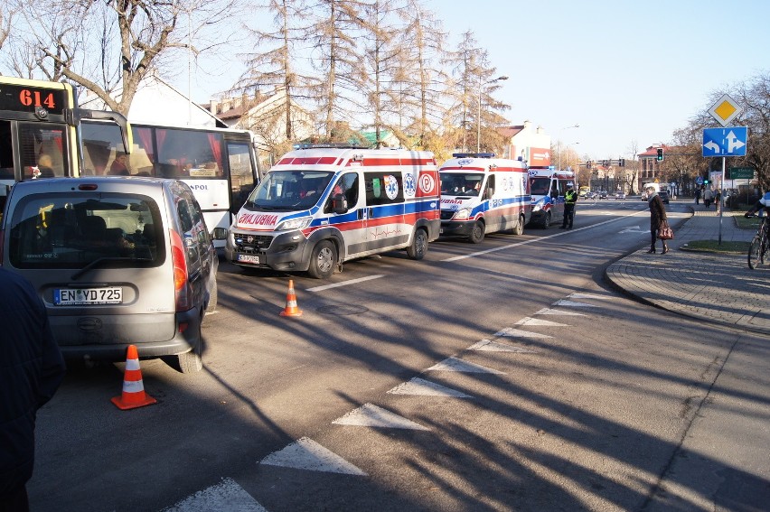 Wypadek w Tarnowie. Autobus zderzył się z osobówką [ZDJĘCIA, WIDEO]