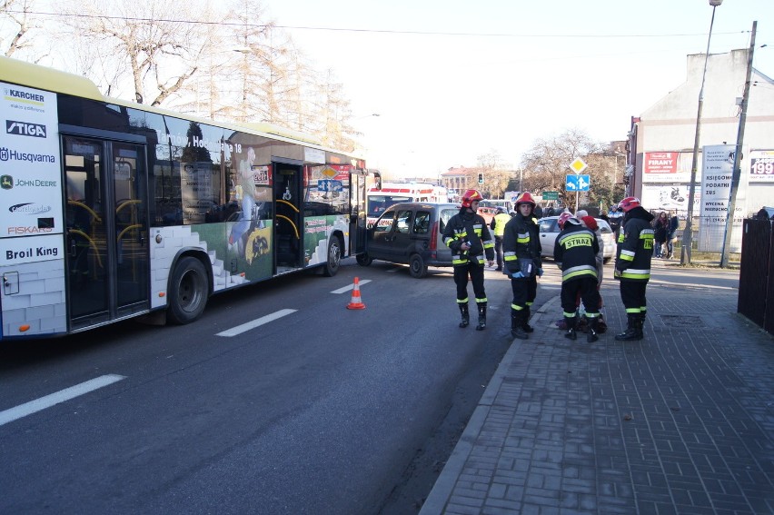 Wypadek w Tarnowie. Autobus zderzył się z osobówką [ZDJĘCIA, WIDEO]