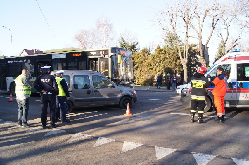 Wypadek w Tarnowie. Autobus zderzył się z osobówką [ZDJĘCIA, WIDEO]