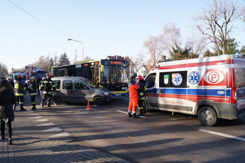 Wypadek w Tarnowie. Autobus zderzył się z osobówką [ZDJĘCIA, WIDEO]