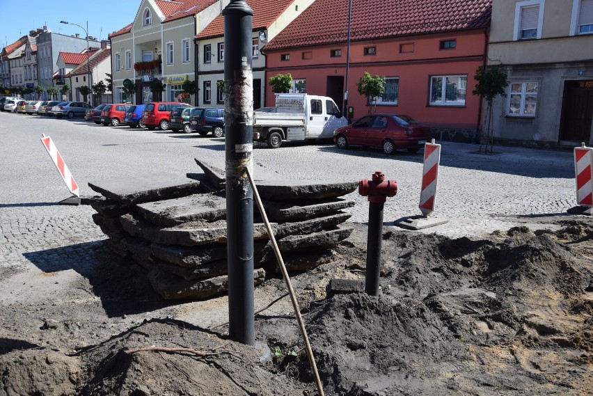 Ruszył remont chodnika na południowej pierzei Rynku w Kobylinie [ZDJĘCIA]