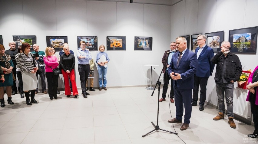 Wernisaż wystawy niezwykłych fotografii uczestników warsztatów ,,Lokalnie Artystycznie” w Ostrowcu
