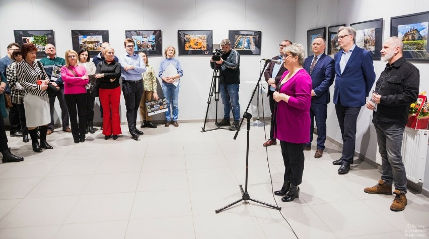 Wernisaż wystawy niezwykłych fotografii uczestników warsztatów ,,Lokalnie Artystycznie” w Ostrowcu