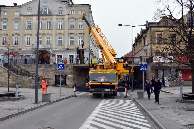 Powiększona replika łukasiewiczowskiej lampy trafiła z Rynku na bazę MZUK, niedługo stanie na nowym skwerze