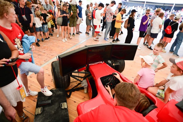 Przy Stadionie Narodowym w Warszawie w sobotę odbyło się wydarzenie o nazwie Shell V-Power Day. Podczas imprezy można było zobaczyć m.in. m. bolida pokazowego F1 Scuderia Ferrari, wybrane modele BMW M czy rajdowego champion Hyundaia i20 N WRC Rally1.