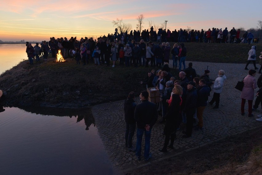 Lampiony miłości nad Wisłą w Sandomierzu. Niezwykłe widowisko i tłumy ludzi (ZDJĘCIA) 