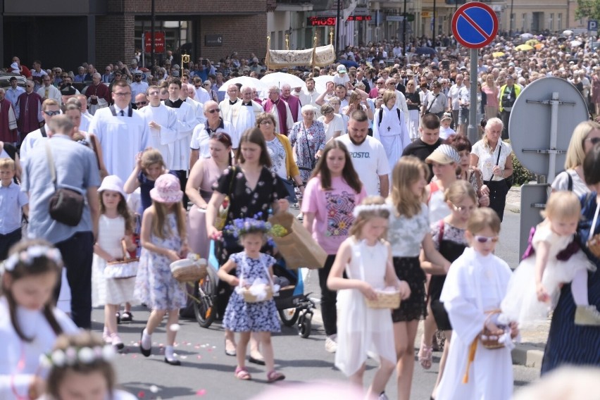 Tłumy ludzi pojawiły się na ulicach Poznania. Przez miasto...