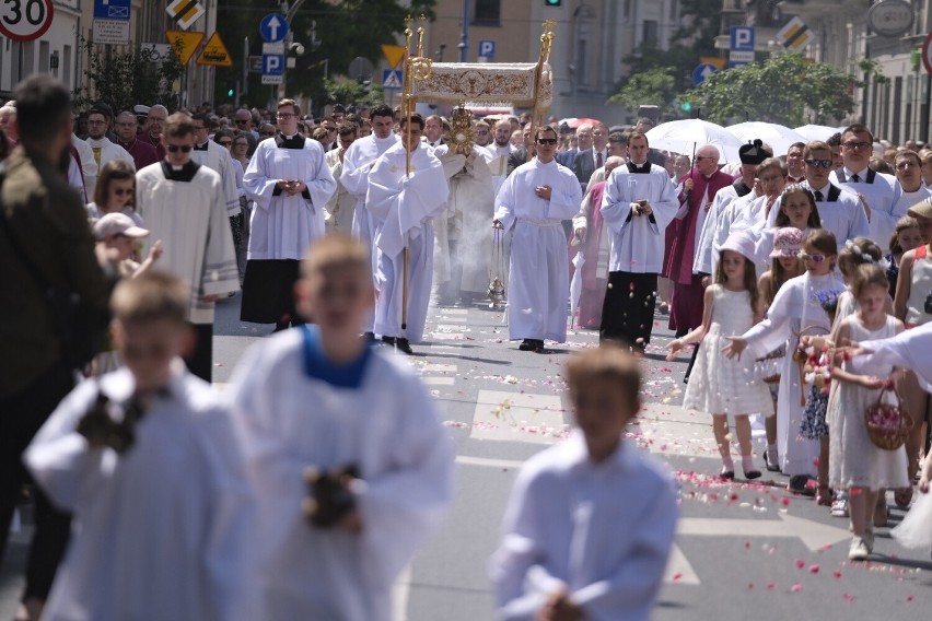 Tłumy ludzi pojawiły się na ulicach Poznania. Przez miasto...