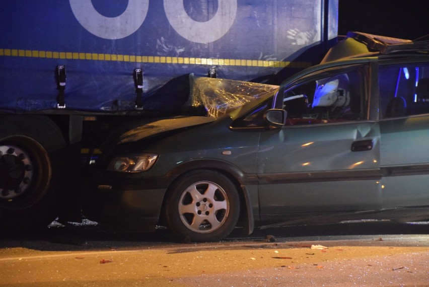 Wypadek na Kleeberg. Samochód osobowy wbił się w naczepę TIR-a. Trasa generalska zakorkowana