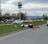 Nowy Sącz. Groźny wypadek przy Alejach Piłsudskiego. Motocyklista zderzył się z osobówką i trafił do szpitala. Nadal występują utrudnienia 