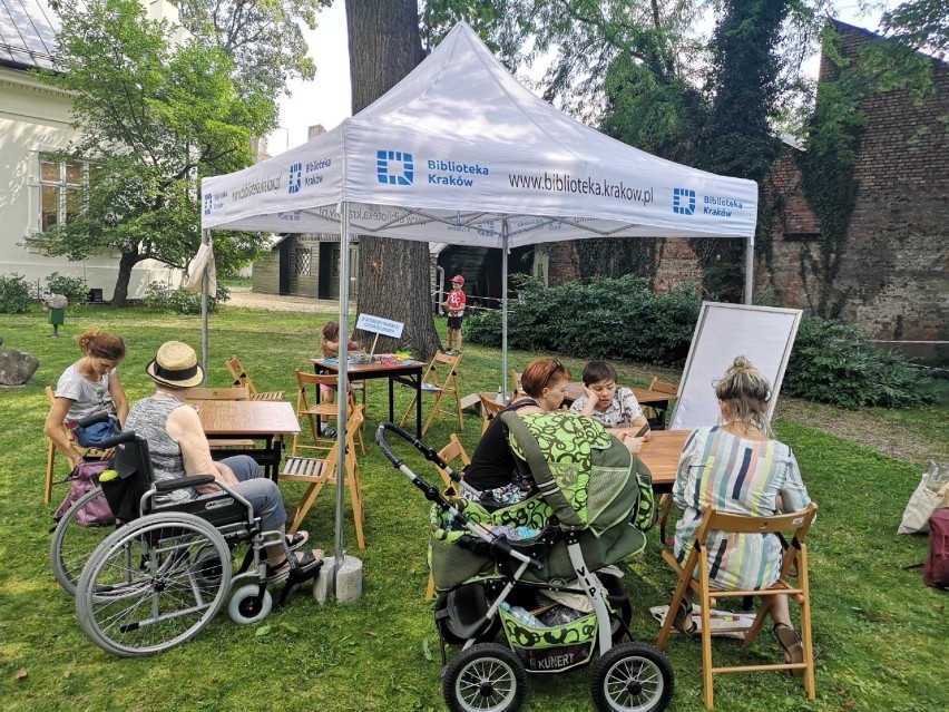 Krakowskie parki pełne czytania. Piknik rodzinny w ogrodzie Biblioteki Kraków [ZDJĘCIA]