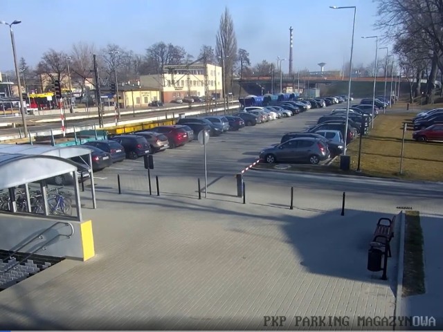 Kamera miejskiego monitoringu ma oko na duży parking przy ulicy Magazynowej w Inowrocławiu. Dostrzega również to, co dzieje się w okolicy dworca PKP. Ma wgląd również na samą ulicę Magazynową. Zobaczcie >>>>>