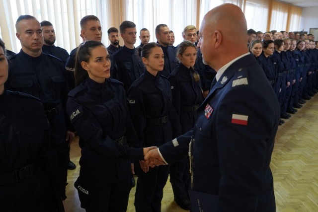 Teraz funkcjonariusze trafią do Szkoły Policji w Słupsku, gdzie odbędą kilkumiesięczne szkolenie.