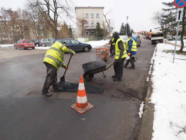 Łatanie dziur na drogach w Koszalinie to rozwiązanie prowizoryczne