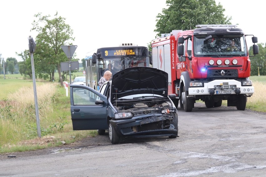 Wypadek na drodze Grzybiany - Koskowice! Dwie osoby zostały ranne, zobaczcie zdjęcia