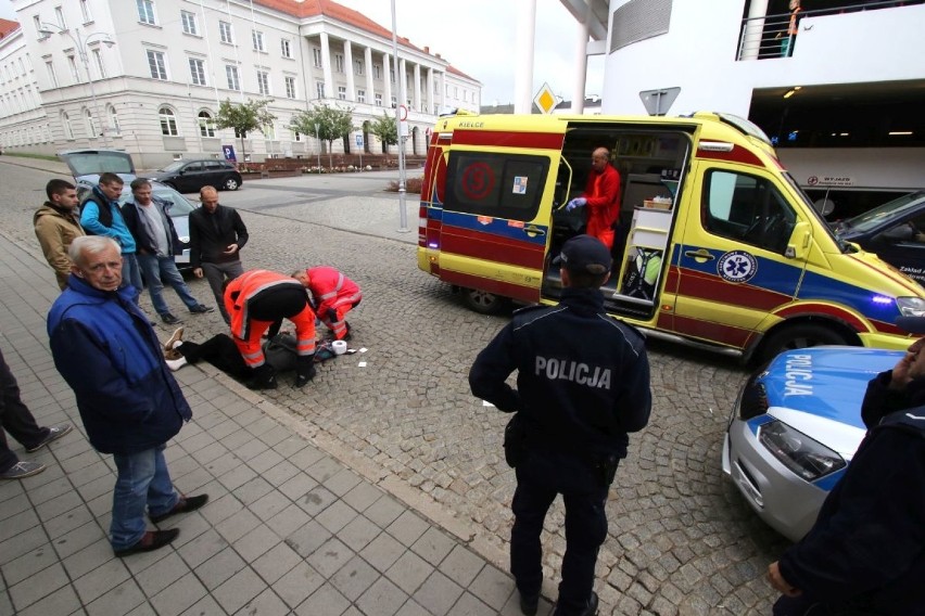 Wypadek na ulicy Piotrkowskiej w Kielcach, samochód potrącił mężczyznę