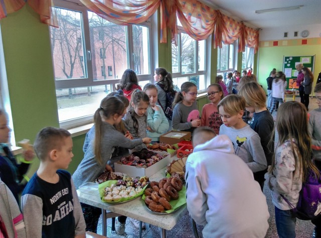 Uczniowie podczas przerw sprzedawali m.in. ciasta, ciasteczka. Dochód ze sprzedaży przekazany będzie na leczenie Basi.