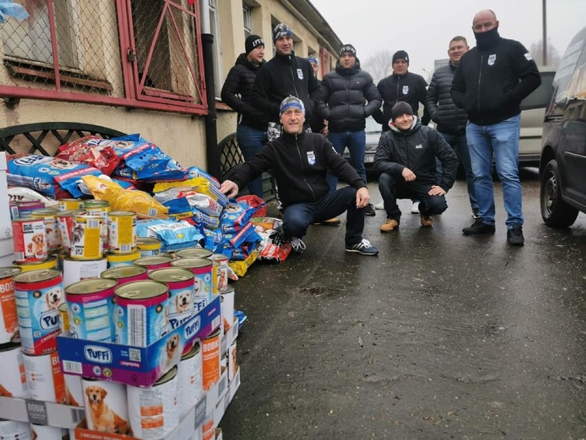 Kibice Kotwicy Kołobrzeg uzbierali tonę karmy dla zwierzaków w potrzebie