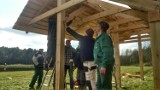 Zalew w Chodlu: Wędkarze budują drewnianą wiatę (ZDJĘCIA)