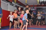 Wakacyjne treningi karate dla dzieci. Na sprawnościowe zajęcia za darmo zaprasza Greif Team Władysławowo | ZDJĘCIA