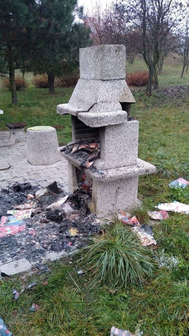 Wandale zniszczyli betonowe grille wybudowane na osiedlu Bocianek w Kielcach w parku Adolfa Dygasińskiego