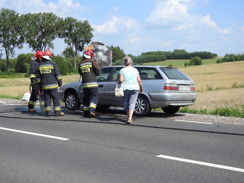 Pożar samochodu na drodze między Sokółką a Kuźnicą (zdjęcia)  