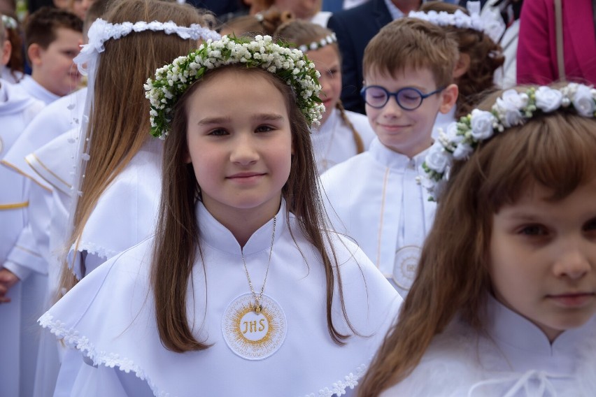 Pierwsza Komunia Święta w Zduńskiej Woli 2023. Uroczystość w Bazylice Mniejszej. Druga grupa dzieci ZDJĘCIA