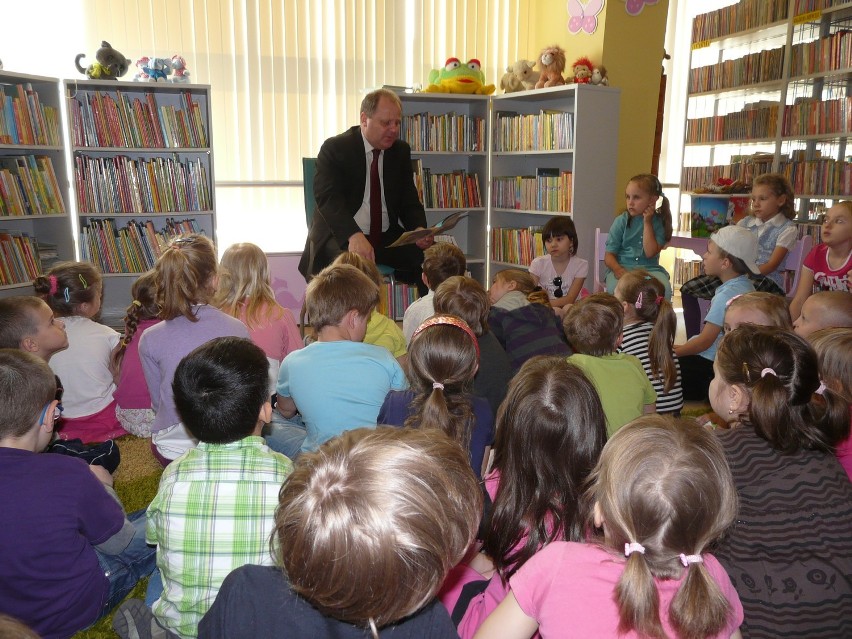 Wieluń: Burmistrz czytał dzieciom bajki