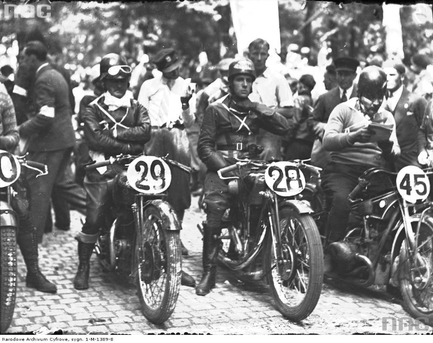 Albrecht von Alvensleben (motocykl z nr. 28), Herman Striem (motocykl z nr. 29) i Paweł Chmiel (motocykl z nr. 45) na międzynarodowych zawodach motocyklowych, www.nac.gov.pl