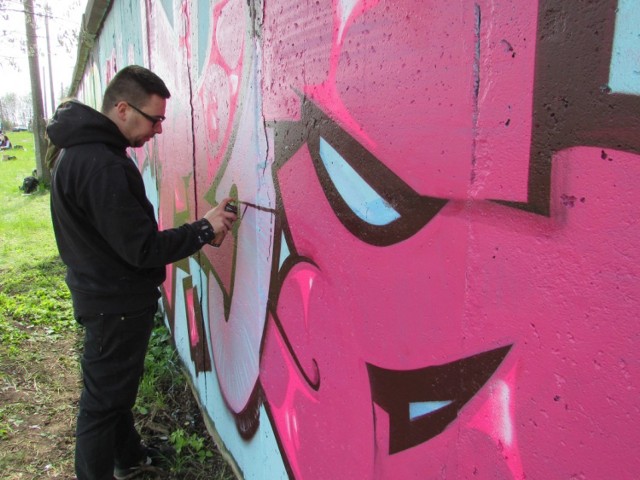 W sobotę 30 kwietnia już po raz szósty w Koszalinie zorganizowana została impreza Most Blunted Graffiti Jam. Na ścianie kotłowni MEC przy ul. Słowiańskiej 8 rozpoczęły się prace nad nowym graffiti, które z pewnością będzie ozdabiać ten region naszego miasta