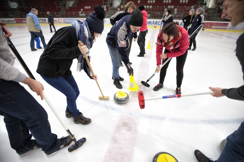 Curling to, wbrew pozorom, bardzo emocjonujący sport, który...