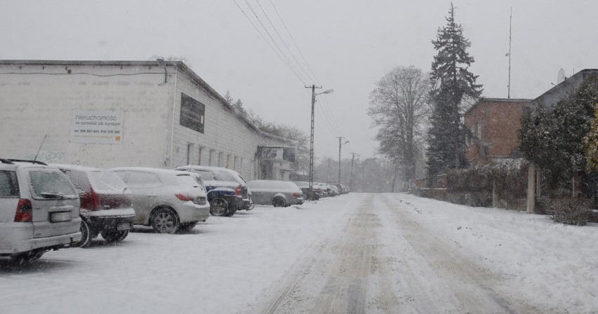 Sypie śnieg. Na ulicach w Zduńskiej Woli trudne warunki