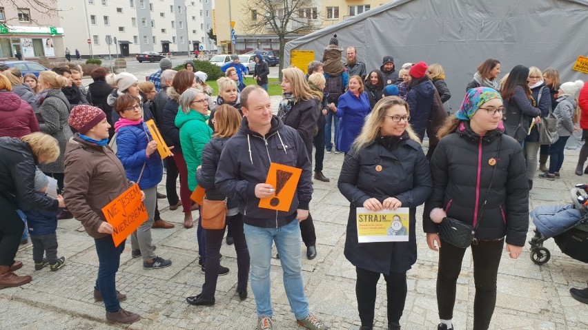 Strajk nauczycieli 2019 na rynku w Strzelcach Opolskich. Na "spacer poparcia" przyszła ponad setka mieszkańców.