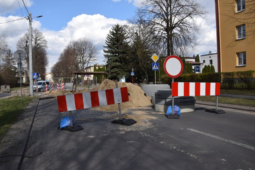 Zamknięte skrzyżowanie ulic Zielonej i Szkolnej w Zduńskiej Woli 