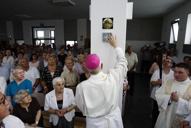 Jakie twarze ma polski Kościół? Przypadający niedawno Wielki Czwartek, nazywany świętem kapłanów, jest dobrą okazją, aby zastanowić się nad tą kwestią.

Premiera filmu „Kler”, kolejne przypadki pedofilii czy drastycznie spadająca liczba powołań - ostatnie lata były bardzo trudne dla duchownych i katolików. Polski Kościół to jednak nie tylko afery i kontrowersje. Ma on zdecydowanie więcej twarzy.

Oto twarze polskiego kościoła ---> 