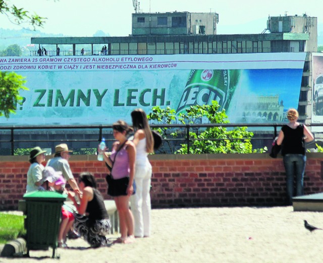 Reklama piwa naprzeciw Wawelu budziła wiele kontrowersji