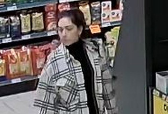 Pomóż policji ustalić tożsamość tej kobiety. Ma związek z kradzieżą kawy.