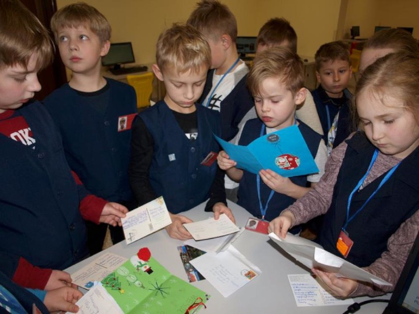 Uczniowie klasy IIIb ze Szkoły Podstawowej nr 3 w Chodzieży otrzymują pocztówki ze szkół z całej Polski